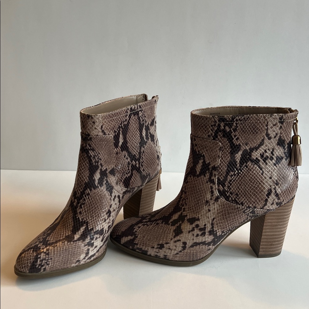 Anne Klein Nicce Snake Skin Print Stacked Heal Ankle Booties w/Tassle Size 7